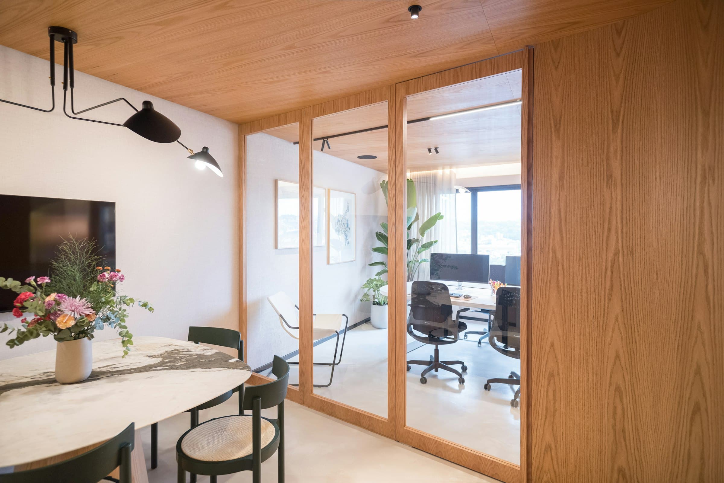 Kantoor met wanden in hout en glas