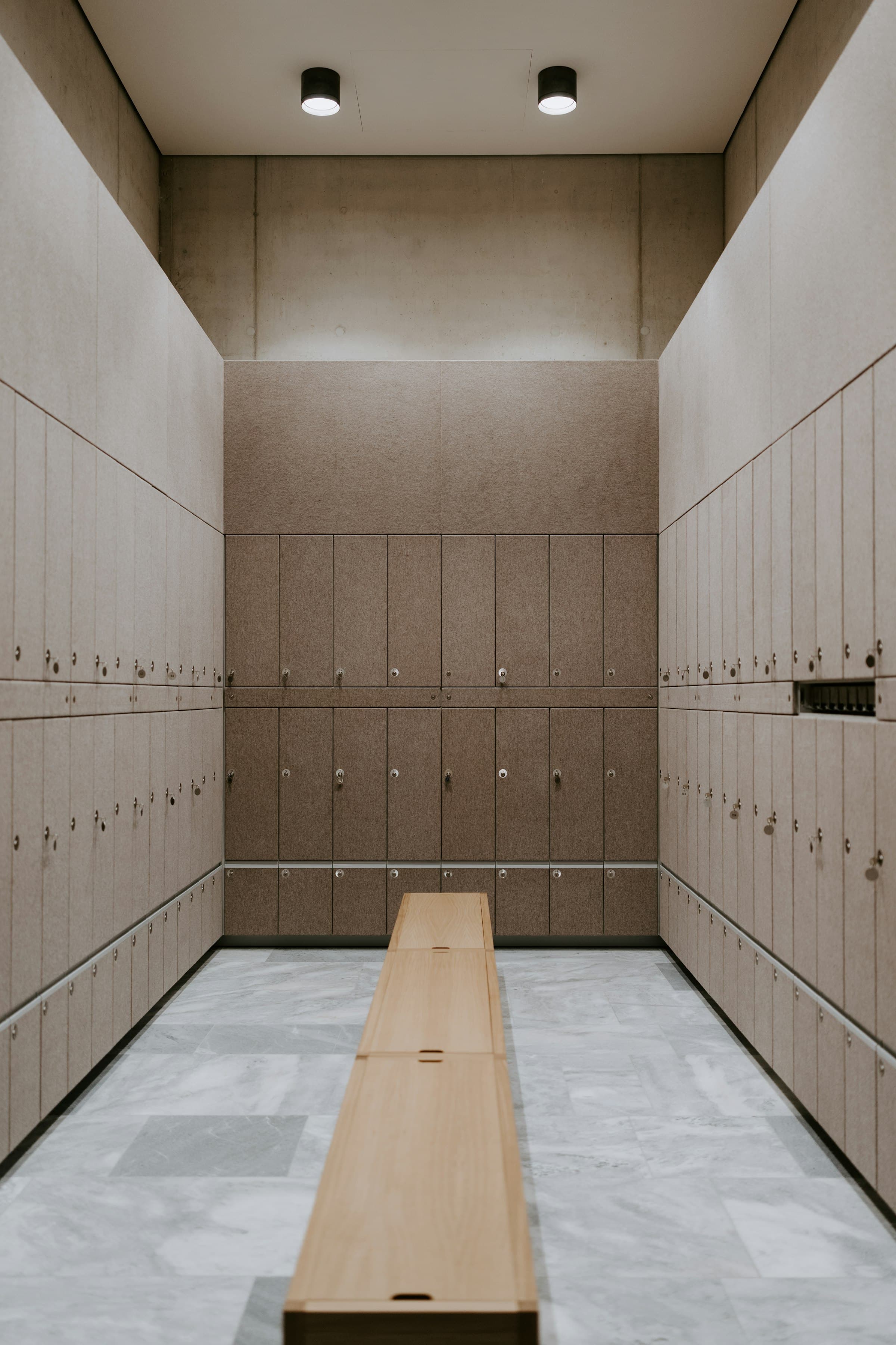 Vestiaire met houten lockers en een zitbank